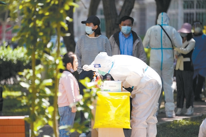 在通州区通运街道检测点,市民正在有序做核酸检测。方非/摄