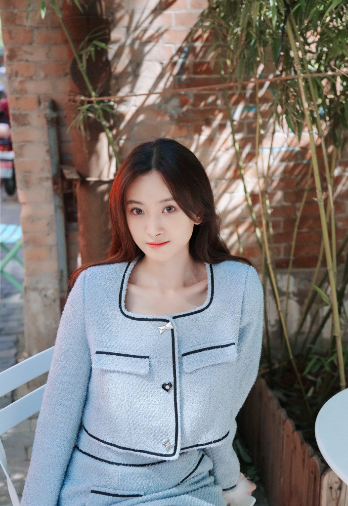 代文雯小香风造型秋日户外写真释出 清新柔美让人眼前一亮_凤凰网
