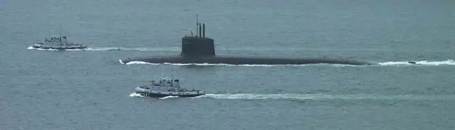 法国“凯旋”级弹道导弹核潜艇驶出港口