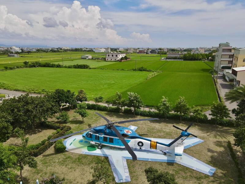 图为彰化县福兴乡番婆社区飞机公园展出的S-70C-1。（图片来源：《自由时报》）