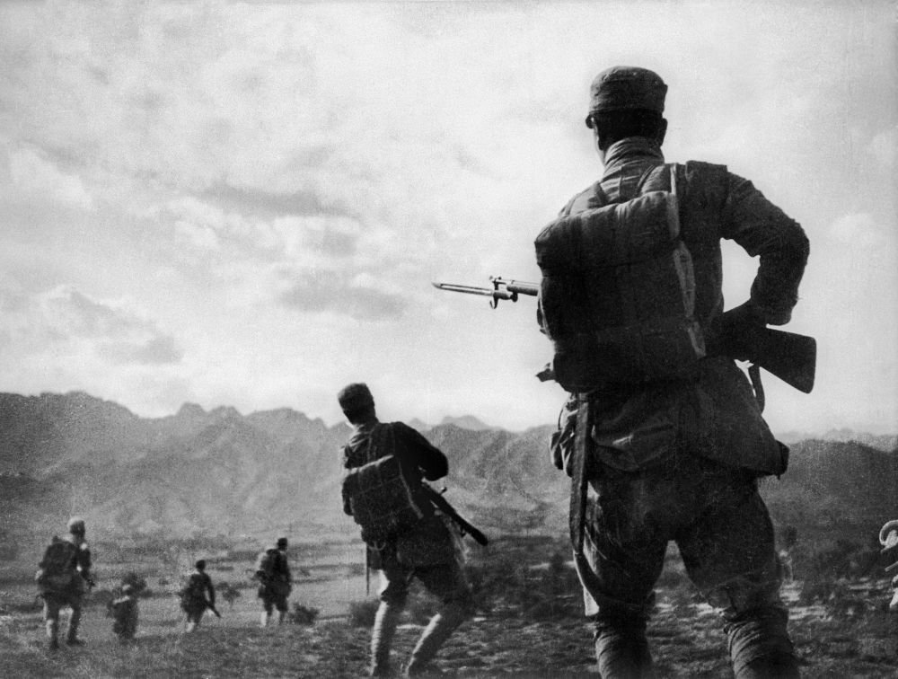 ↑1940年冬，八路军战士参加晋察冀边区北岳区反扫荡战斗（资料照片）。