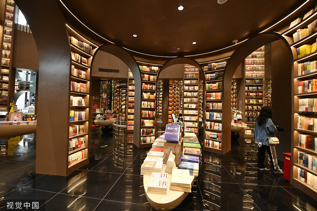 2022年3月28日,成都,都江堰钟书阁书店因其独特的空间设计吸引了一些读者前来拍照打卡。 这家书店在装修上使用了相当多的玻璃镜面,走进书店内部,会让人感觉空间特别大,四周也充满着魔幻感,如同走进了一座“奇幻森林”。