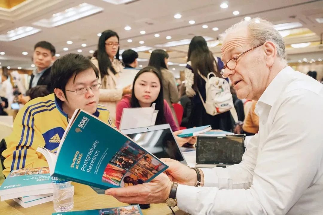 2014年11月22日，北京，英国伦敦大学亚非学院的招生人员在向中国学生介绍学校。（东方IC 图）