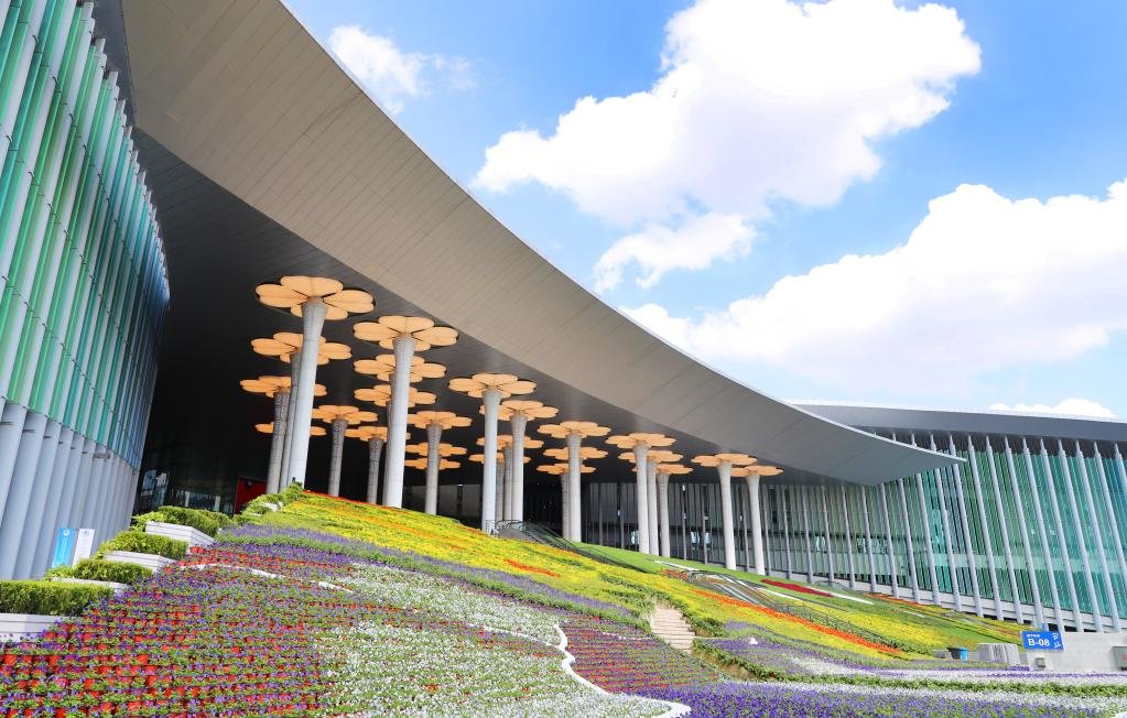 这是国家会展中心(上海)南广场(2021年10月23日摄).