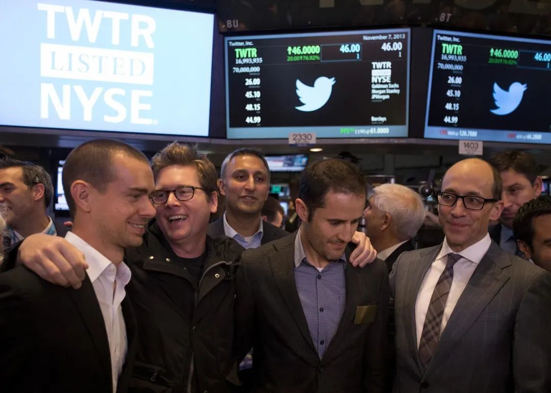 Twitter上市现场三位创始人，从左至右分别是多西、比兹、埃文，这次失去 CEO 职位的是埃文。（来源：视觉中国）