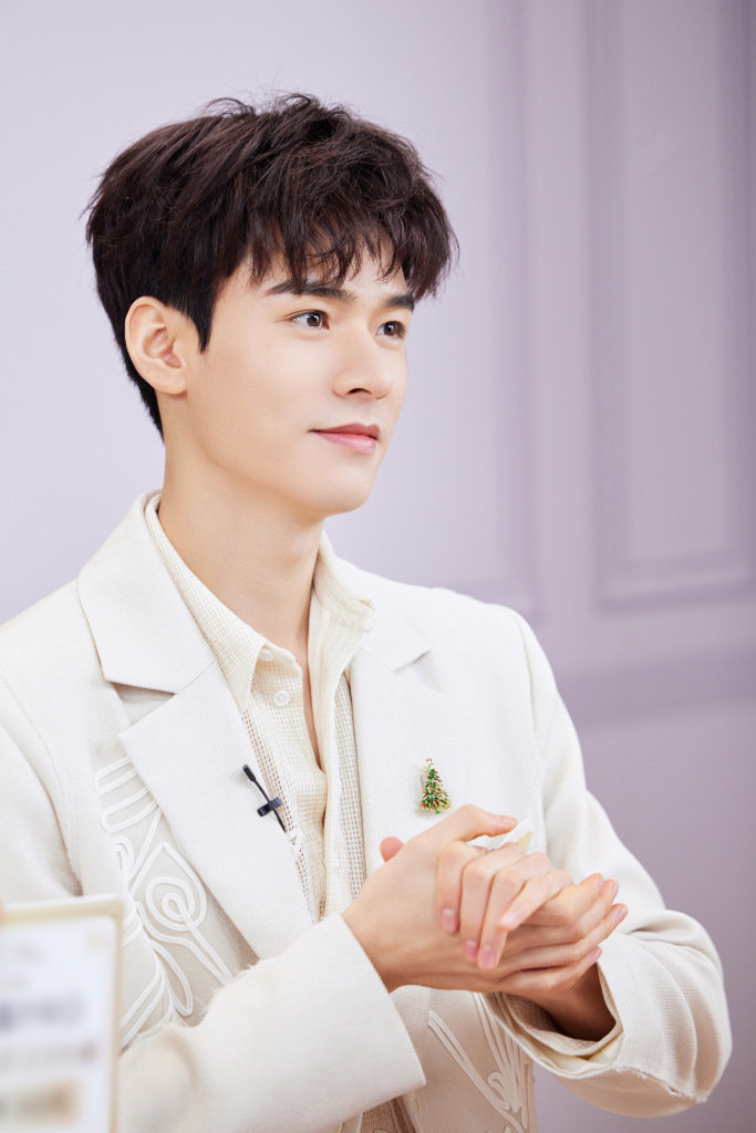 龚俊白色西装造型出席直播活动 透露跨年有非常喜庆节目_凤凰网娱乐