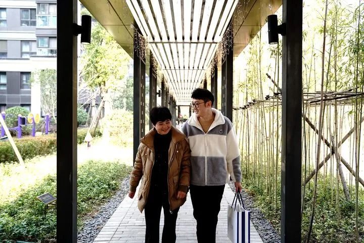 2022年1月2日，陆彬和妈妈在小区里散步。