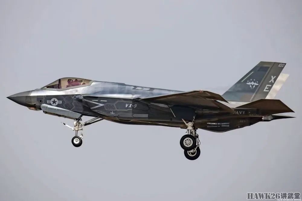 另一架采用“镜面表层”的F-35C同样来到莫古海军航空兵基地。