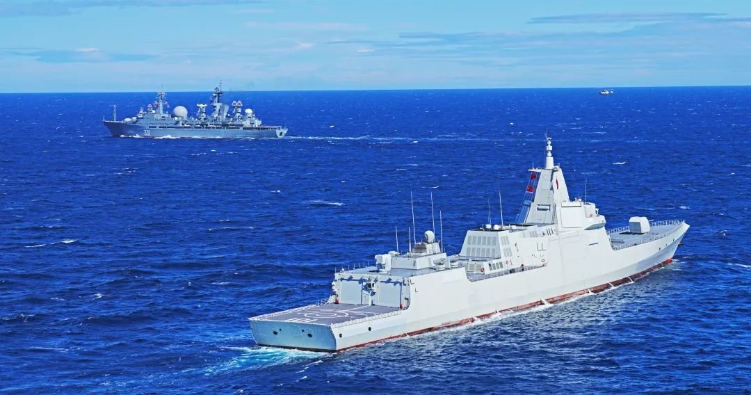 中方参演舰艇（右）与外军舰艇联合机动。