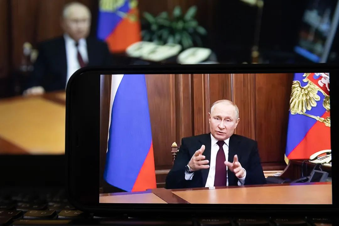 2022年2月21日，俄罗斯总统普京在莫斯科发表电视讲话。图｜新华社