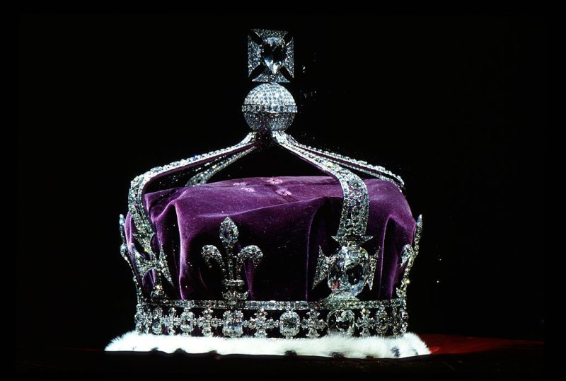 镶有“光明之山”钻石的王冠