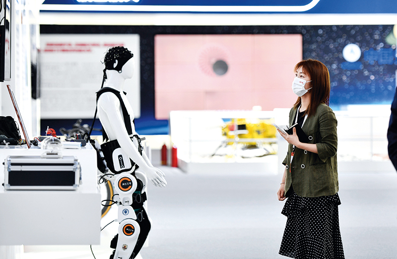 人工智能可能有自主意识了吗?超出技术领域的学术探讨 第1张-心情说说 参会者在第六届世界智能大会上参观(2022年6月24日摄) 赵子硕摄/本刊