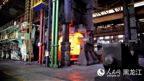 中国一重集团水压机锻造厂生产车间。人民网 张哲鑫摄