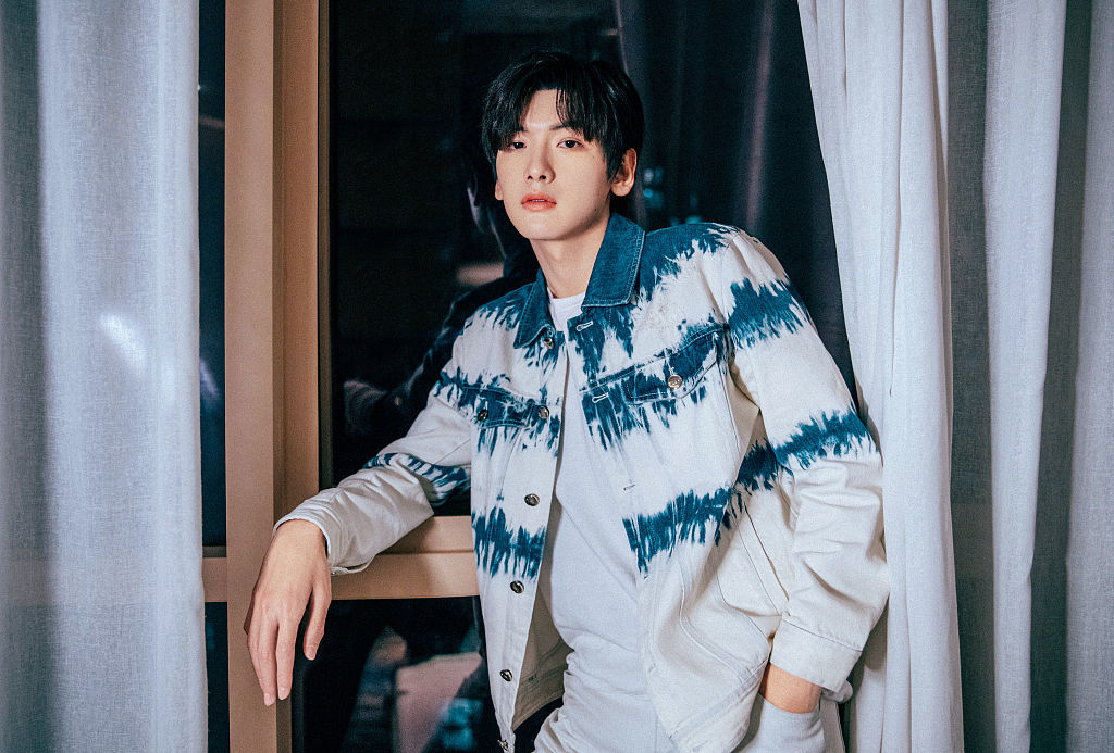 翟潇闻新综艺没谈过恋爱的我首播毛衣夹克两套造型清爽帅气