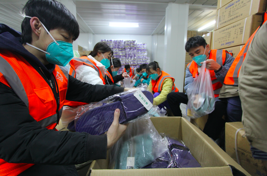 记者探访新国展方舱医院：紧急加派人员物资，快递可送到舱内__凤凰网