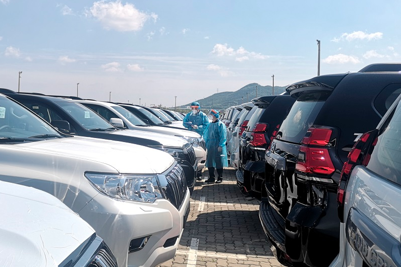 大连海关对过境商品车进行监管