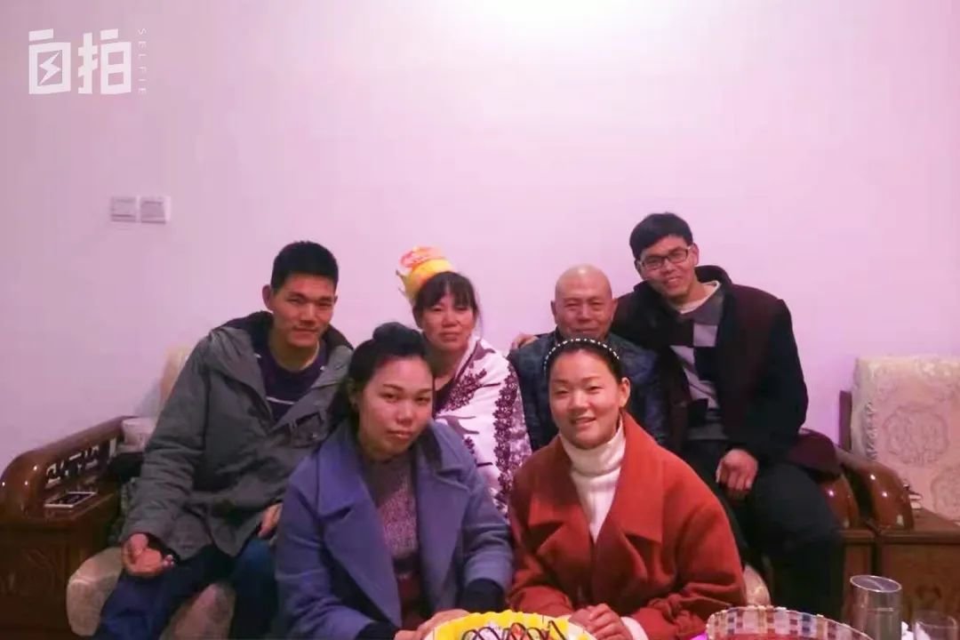 我们一家各忙各的,很少团聚,上一次凑齐还是2017年给妈妈过生日。