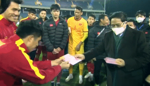 赛后，越南队现场发红包。