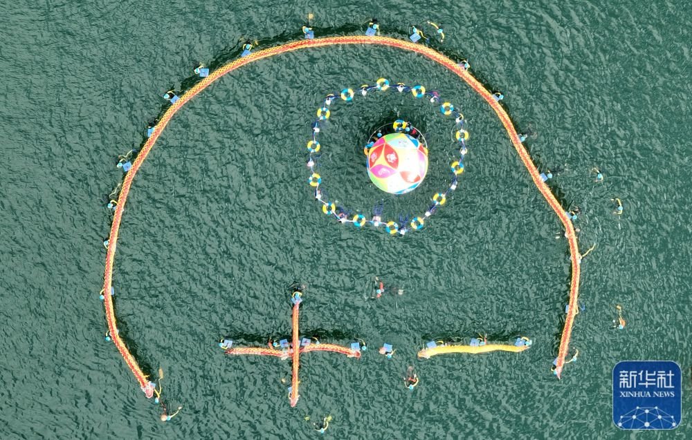 ↑10月2日，游泳爱好者在广西柳州柳江江面上摆出“十一”造型（无人机照片）。新华社发（黎寒池 摄）