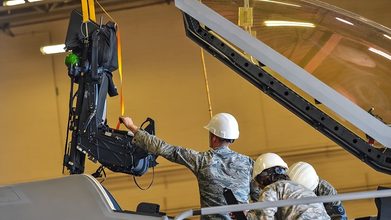 空軍航空學院有幾所_空軍航空學院錄取分數線_空軍第一航空學院