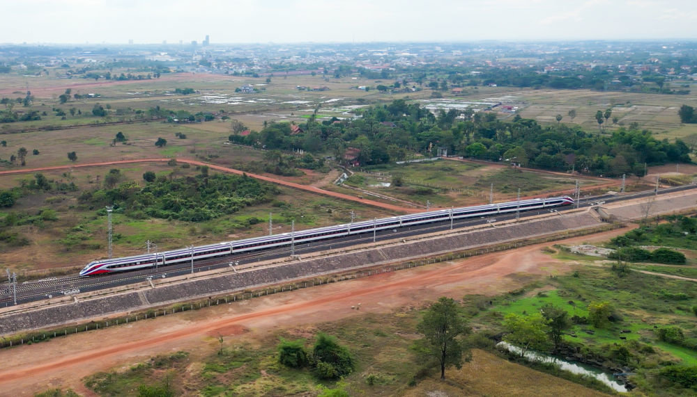 这张11月25日的航拍照片显示,“澜沧号”动车组行驶在老挝万象郊外的中老铁路老挝段上。