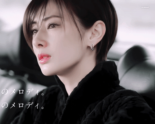 在为摇滚天团glay纪念出道25周年的宣传片中,换了短发造型后的她又