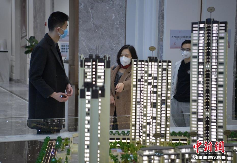 资料图：购房者在查看了解楼盘。 中新社记者 刘忠俊 摄