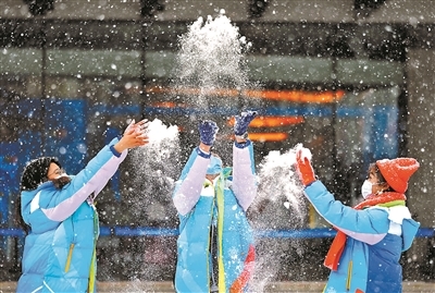 在志愿服务之余，志愿者们扬起地上的雪花享受属于他们的风景 摄影/本报记者 崔峻