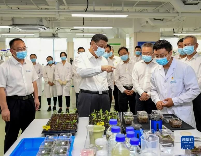 2022年4月10日下午,习近平在位于三亚市崖州湾科技城的崖州湾种子实验室考察。新华社记者谢环驰 摄