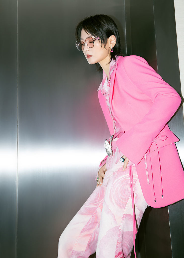 周笔畅粉色晕染风西装浪漫梦幻 新综艺《声生不息》唱功获赞_凤凰网