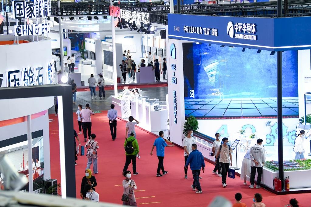 2021年8月22日，观众在中国-阿拉伯国家博览会清洁能源与新型材料展区参观。（新华社记者冯开华摄）