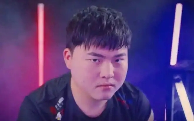 首先就是uzi的经纪人,宁狮狮表示目前jdg在全力争取uzi,还有一个人的