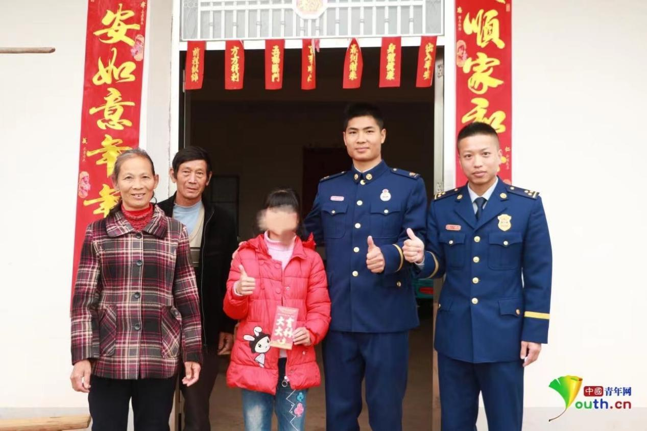 瑞金消防救援人员与帮扶对象。瑞金市消防救援大队 供图