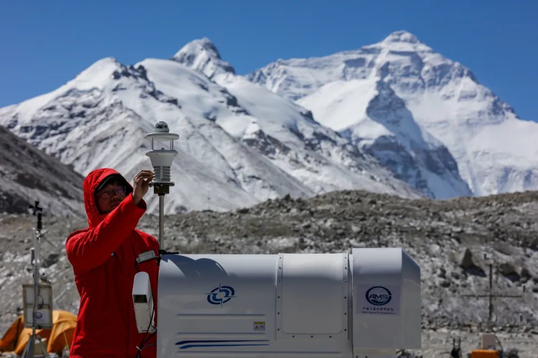 在珠峰登山大本营，科研人员检查微波辐射计（5月3日摄）。新华社记者 姜帆 摄