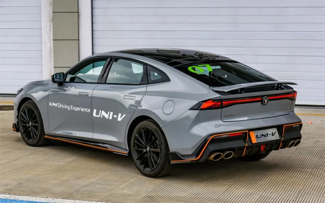 一言不合就下赛道,长安uni-v能开出喜出望外的开心