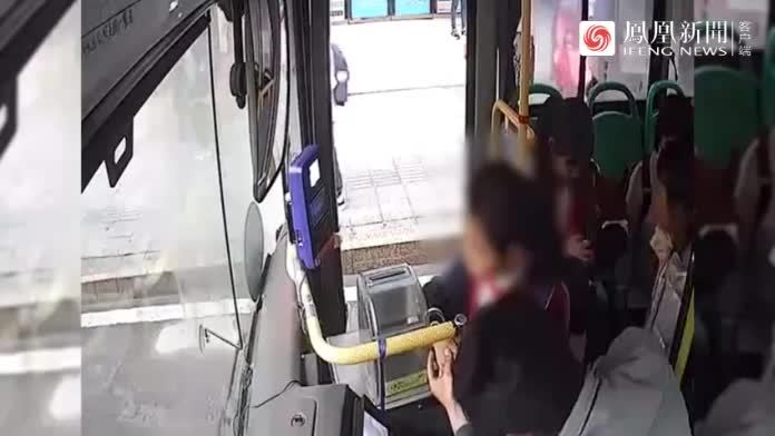 小女孩坐公交车时手指被卡，司机直接将车开进消防站求助