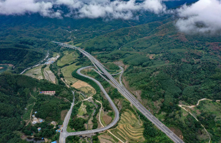 海南海三高速公路一景（2020年12月12日摄，无人机照片）。新华社记者 郭程 摄