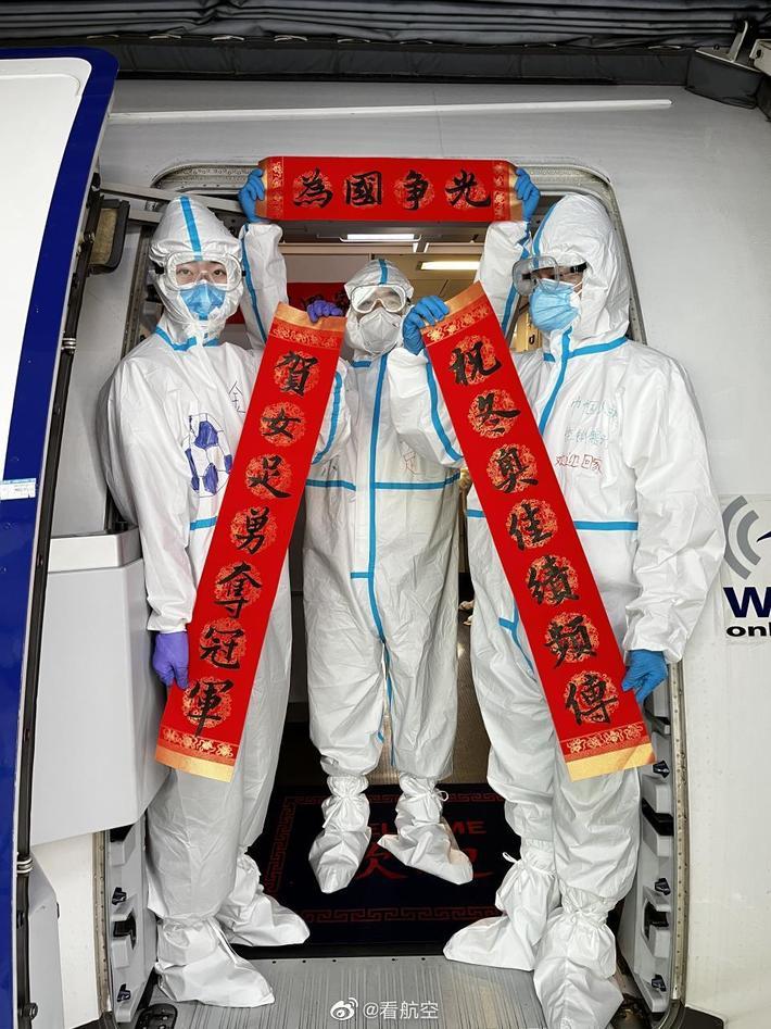 从图片中,我们可以看到写着"吉祥如意"的福字,插在座椅上的五星红旗