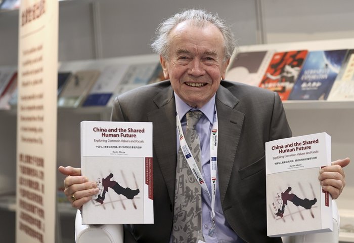 4月6日，在英国伦敦，马丁&middot;阿尔布劳与《中国与人类命运共同体：探讨共同的价值观与目标》英文版新书合影。新华社记者李颖摄