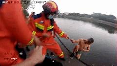 救人×12,这个民警太牛了