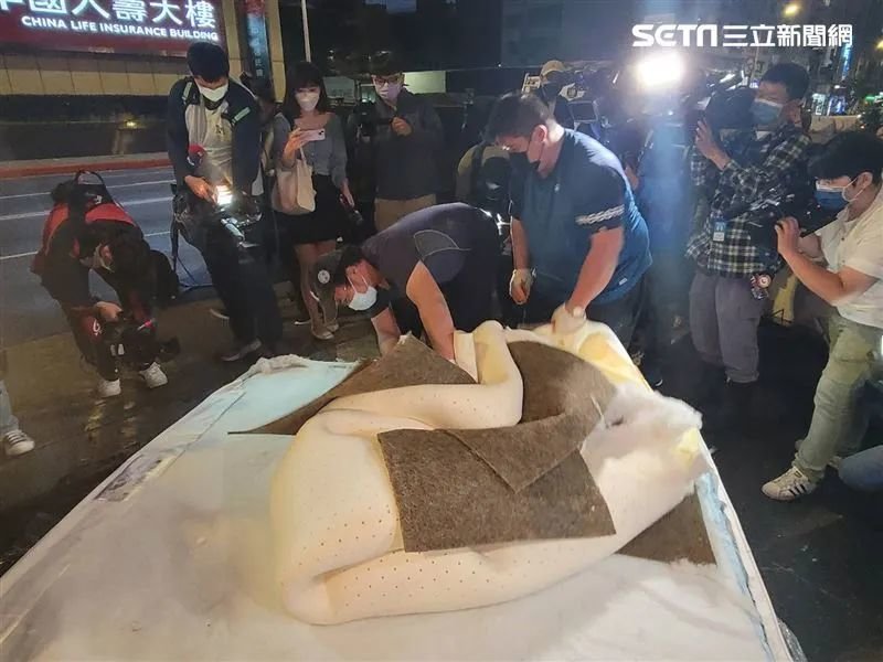 今天傍晚,床垫已经被拆解运走|三立新闻网