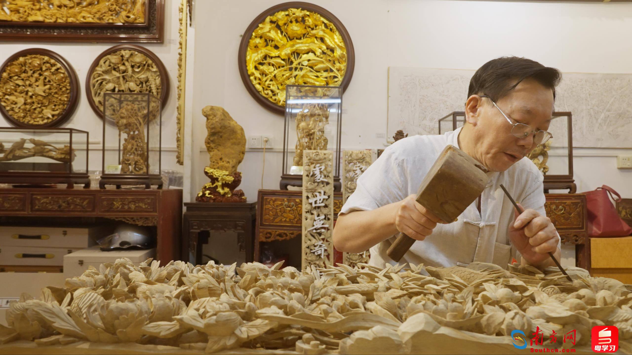 木雕在潮州已传承千年之久。图为金子松在工作室创作木雕。
