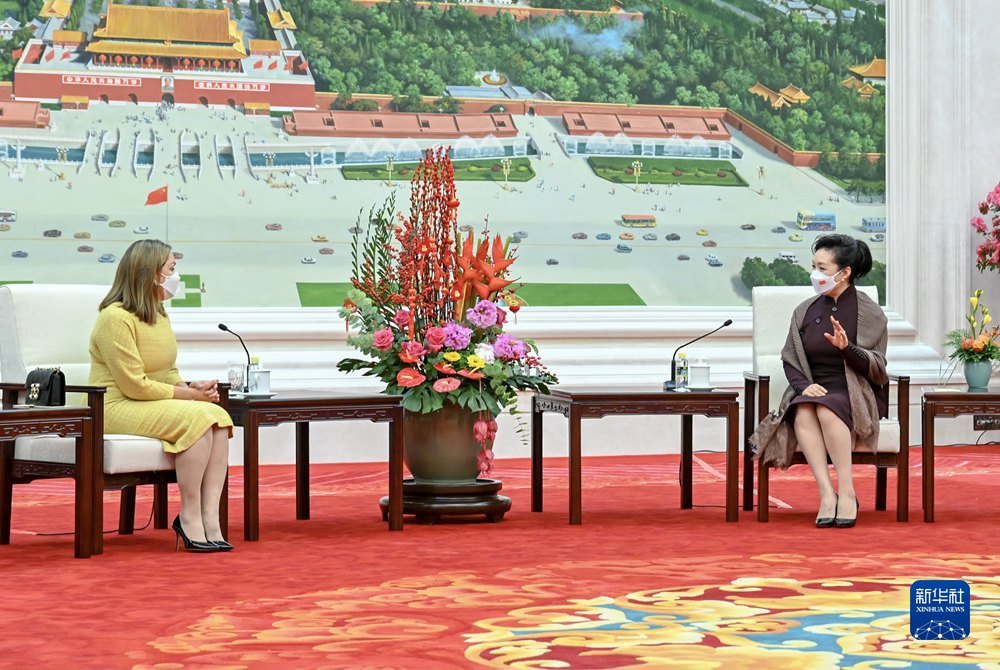 2月5日，国家主席习近平夫人彭丽媛在北京会见厄瓜多尔总统夫人阿尔西瓦。新华社记者 谢环驰 摄