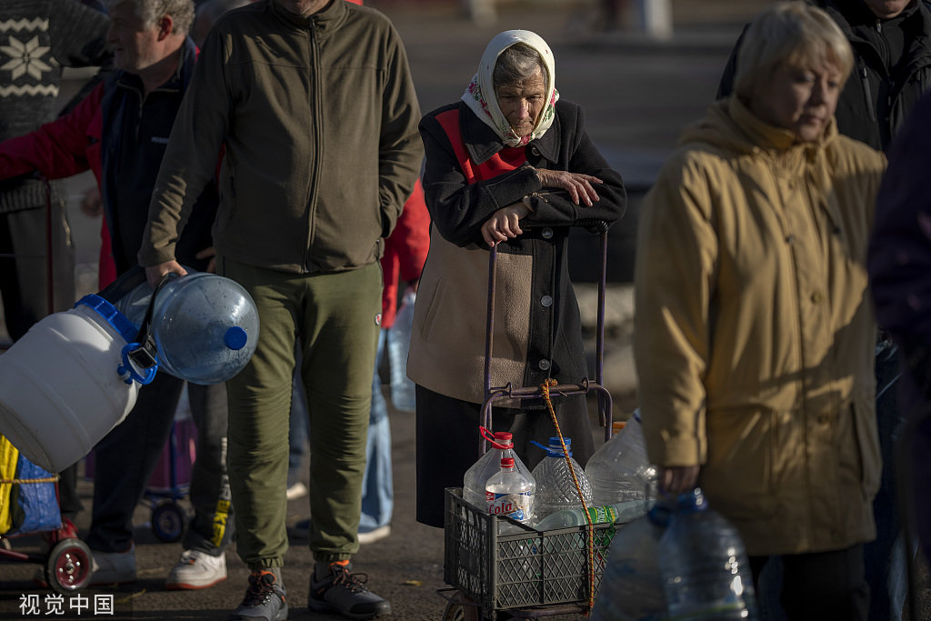当地时间2022年10月24日，乌克兰尼古拉耶夫，83岁的Olha Fedorivna在等待将她的塑料瓶装满饮用水。