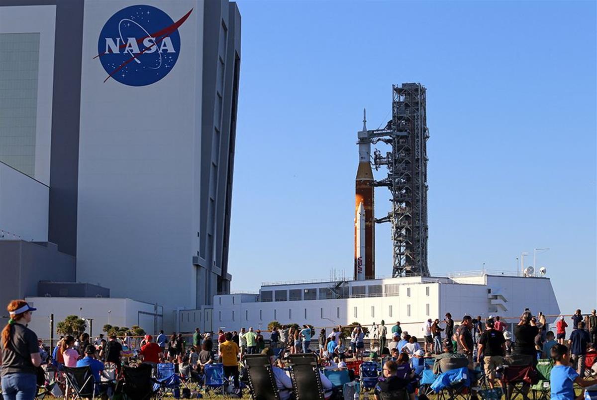 为重返月球美国宇航局sls火箭龟速推出首次亮相