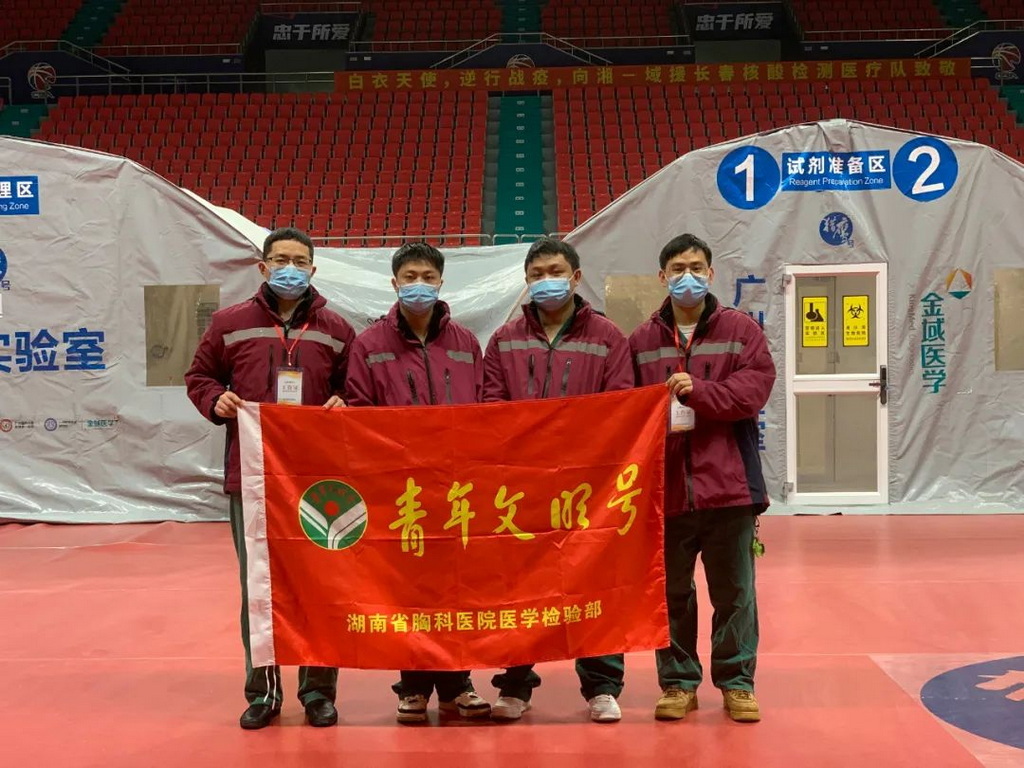 湖南胸科医院的援吉队员：胡培磊、钟彪、李文彬、白桦（从左至右）。