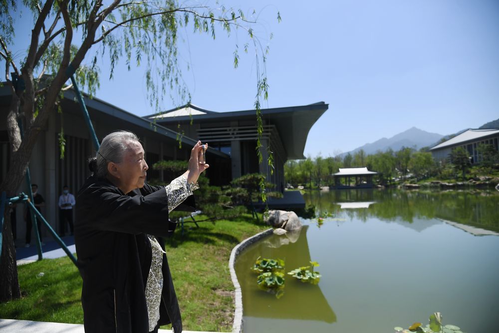 ↑7月23日，西安国家版本馆项目总设计师、中国工程院院士张锦秋在西安国家版本馆拍摄。