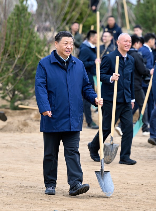 2022年3月30日，習近平等黨和國家領導人來到北京市大興區黃村鎮參加首都義務植樹活動。這是習近平拿起鐵鍬走向植樹地點。新華社記者 殷博古 攝