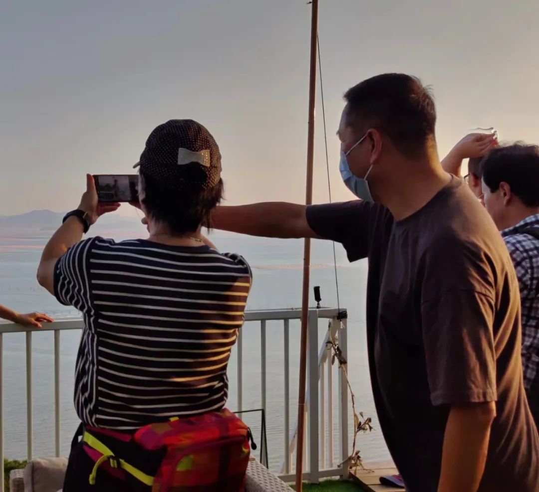 8月13日下午，福建霞浦，郑德雄正在指导别人拍照。新京报记者 汪畅 摄