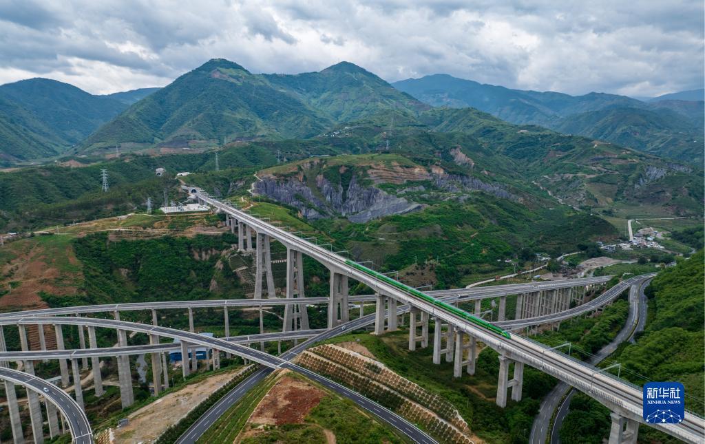 复兴号列车通过中老铁路南溪河特大桥（无人机照片，6月2日摄）。新华社记者 江文耀 摄